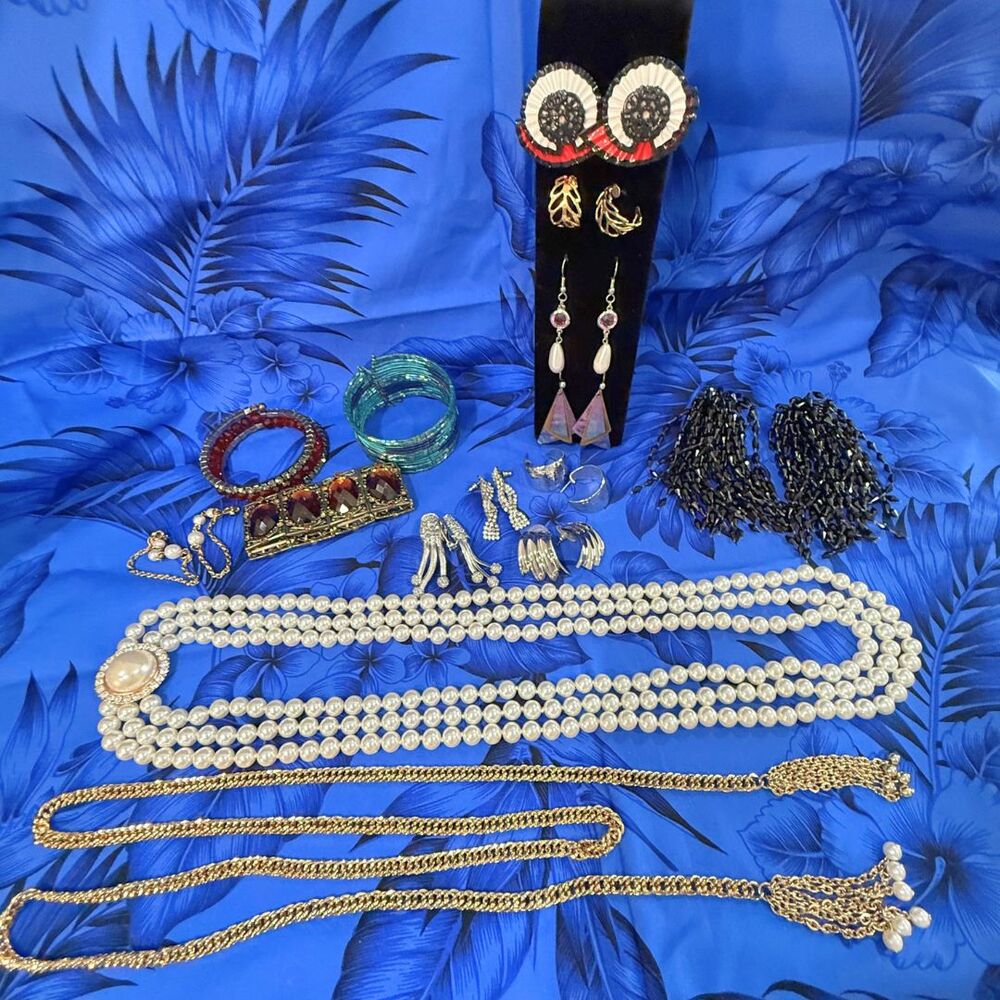 Vintage Jewelry Mixed Lot 25 Piece Unsigned Estate Necklaces Earrings Bracelets